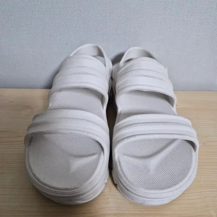 [BUNJANG] Hunter Bloom Sandals White Velcro Shoes - Size 240 (UK 5W) / 240 헌터 블룸 샌들 화이트 벨크로 슈즈-703