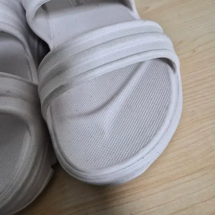 [BUNJANG] Hunter Bloom Sandals White Velcro Shoes - Size 240 (UK 5W) / 240 헌터 블룸 샌들 화이트 벨크로 슈즈-703