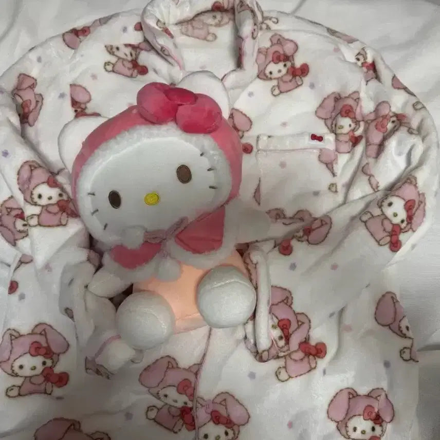 [BUNJANG] Sanrio Hello Kitty Doll + Pajama Top XL / 판매) 팬싸템 산리오 헬로키티 스파오 수면 잠옷 상의 XL+헬로키티 인형
