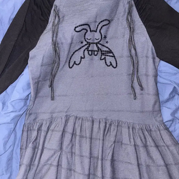 [BUNJANG] Hug Your Skin Angel Patch Raglan Dress Black Charcoal / 허그유어스킨 엔젤 패치 래글런 원피스 블랙차콜