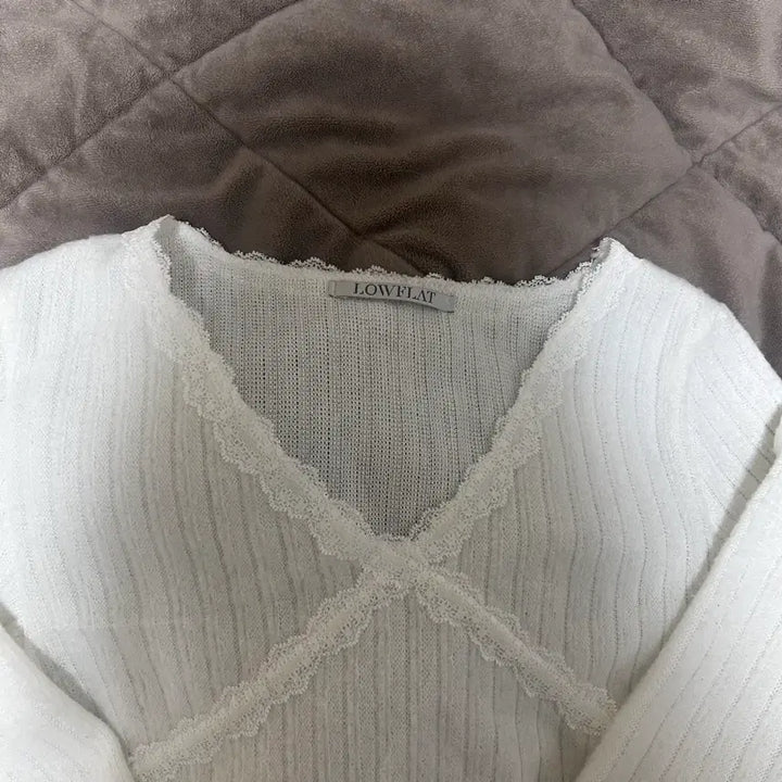 [BUNJANG] Lowflat White Lace V-Neck Knit / 로우플랫 화이트 레이스 브이넥 니트