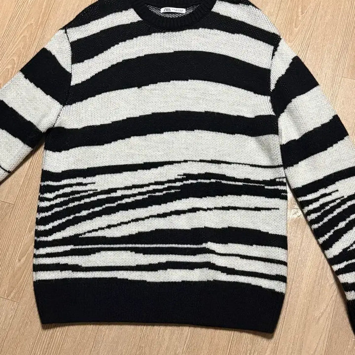 [BUNJANG] Zara Black/White Stripe Knit Sweater / 자라 블랙/화이트 스트라이프 니트