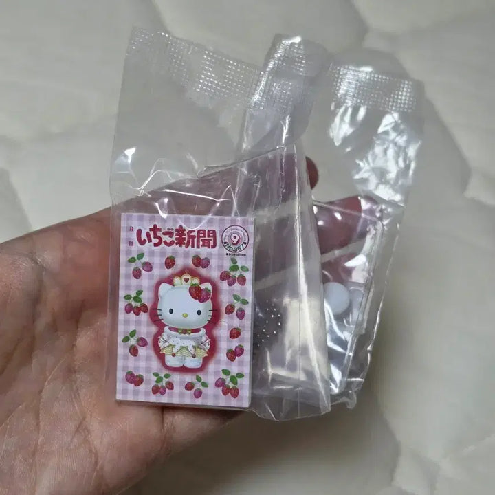 [BUNJANG] Sanrio Hello Kitty Ichigo Shimbun 50th Anniversary Gachapon / 산리오 키티 이치고신문 50주년 가챠