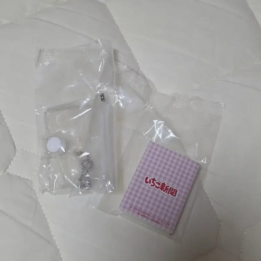 [BUNJANG] Sanrio Hello Kitty Ichigo Shimbun 50th Anniversary Gachapon / 산리오 키티 이치고신문 50주년 가챠