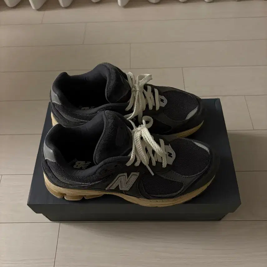[BUNJANG] New Balance 2002R Vintage Black Sneakers / 뉴발란스 2002R 빈티지블랙
