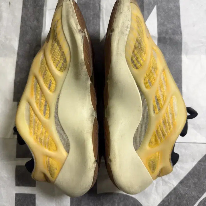 [BUNJANG] Adidas Yeezy 700 V3 Mono Safflower Sneakers / 크림구매)아디다스 이지 700 V3 모노 사플라워 255