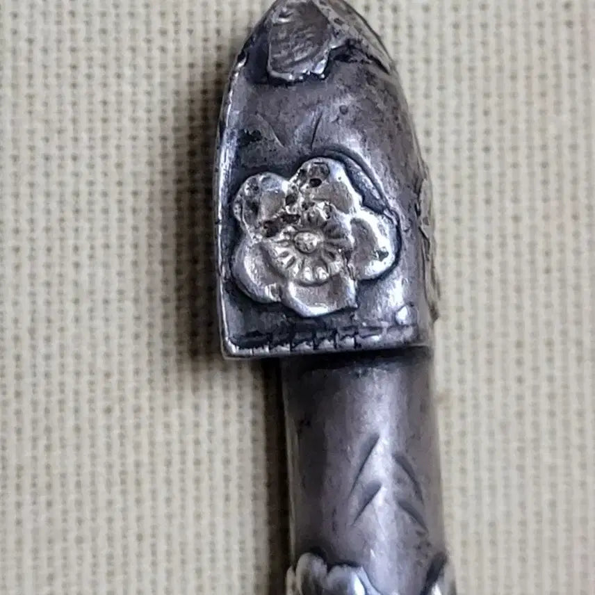 [BUNJANG] Antique Sterling Silver Chrysanthemum Ewha Pattern Hairpin / 옛날 오래된 순은 국화이화문 은비녀