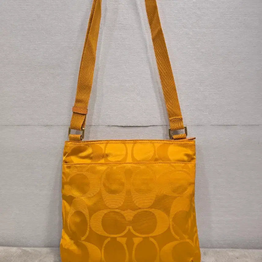 [BUNJANG] Coach Yellow Signature Crossbody Bag / 코치 옐로우 시그니처 크로스백