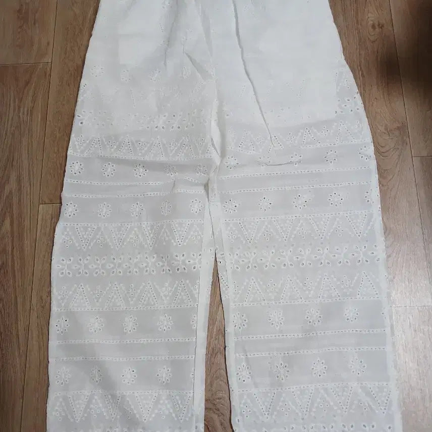 [BUNJANG] White Eyelet Lace Cotton Pants / 화이트 아일렛 레이스 면바지