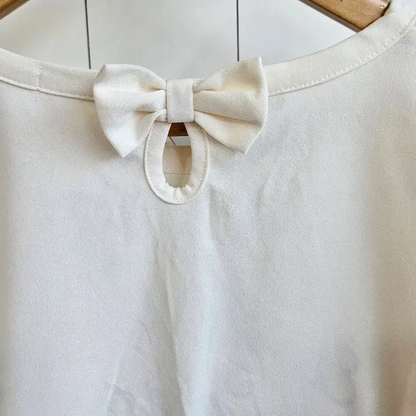 [BUNJANG] Lindauer Frill Short Sleeve T-Shirt Ivory / 프릴 반팔 티셔츠 아이보리