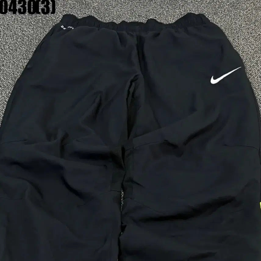 [BUNJANG] Nike Black Training Pants with Fluorescent Stripe - Size L / 나이키 블랙 트레이닝 바지 형광 라인l 0430