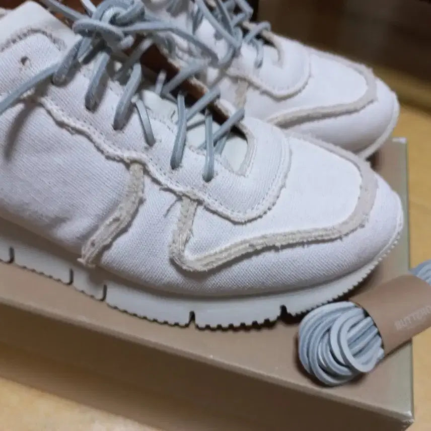 [BUNJANG] BUTERRO Carrera White 40 EU / 260 KR Sneakers / [260] 부테로 카레라 화이트  40사이즈 새상품