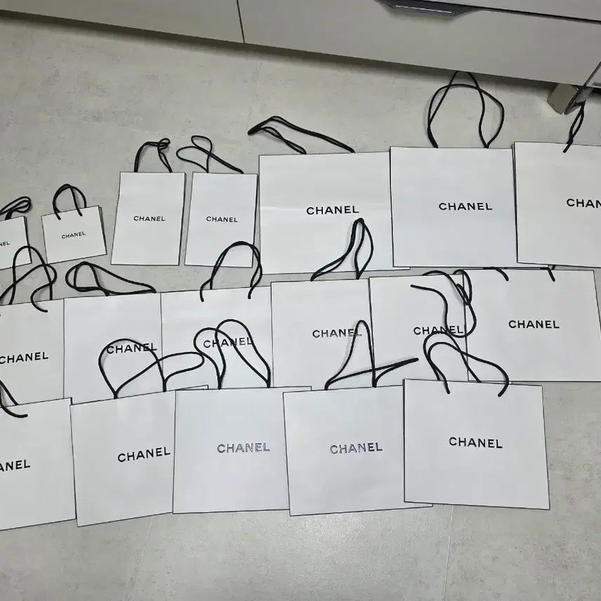 [BUNJANG] Chanel Shopping Bags Bundle Set (18 pcs) / 샤넬 쇼핑백 일괄 판매 (총 18개 / 상태좋음)