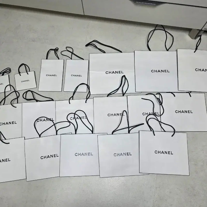 [BUNJANG] Chanel Shopping Bags Bundle Set (18 pcs) / 샤넬 쇼핑백 일괄 판매 (총 18개 / 상태좋음)