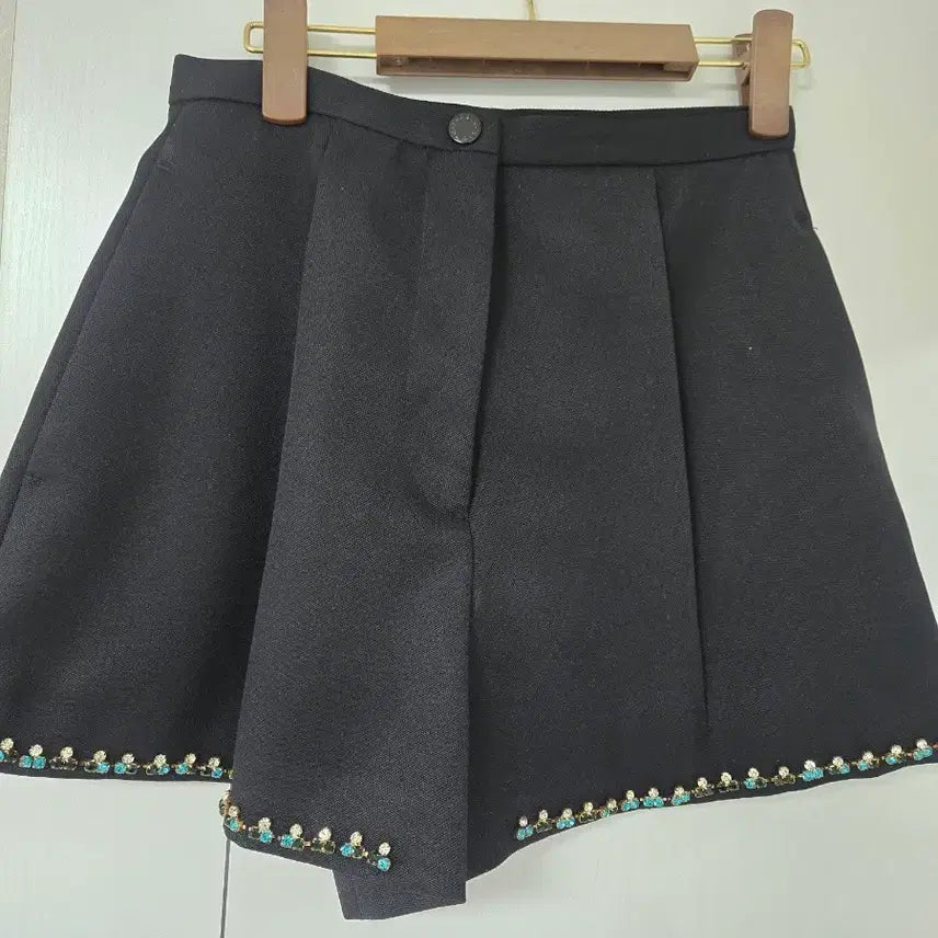 [BUNJANG] Black Cubic Embellished Shorts / 블랙 큐빅 장식 반바지 숏팬츠