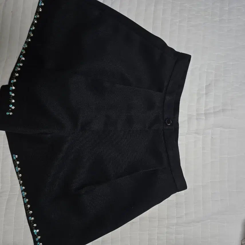 [BUNJANG] Black Cubic Embellished Shorts / 블랙 큐빅 장식 반바지 숏팬츠