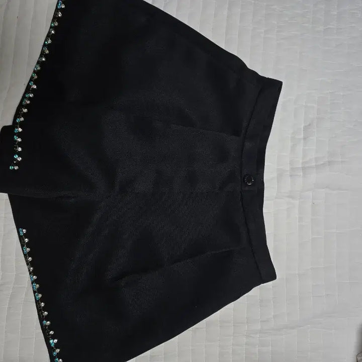 [BUNJANG] Black Cubic Embellished Shorts / 블랙 큐빅 장식 반바지 숏팬츠