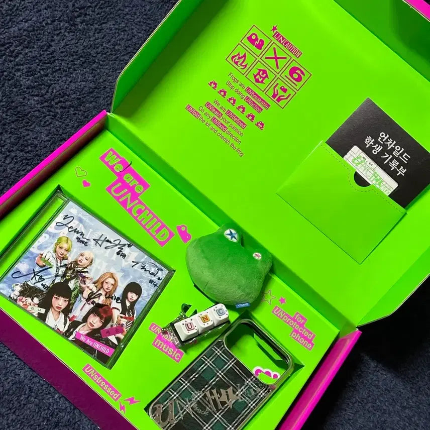 [BUNJANG] UNCHILD Debut Signed Album Kit / UNCHILD 언차일드 데뷔 친필 싸인 앨범 키트