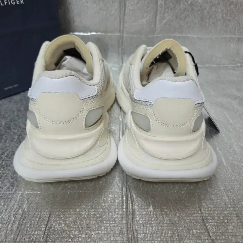 [BUNJANG] Tommy Hilfiger Lewis Runner Sneakers (Size 260) / 타미힐피거 루이스 러너 운동화(260)