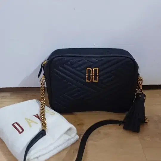 [BUNJANG] DAKS Quilted Leather Crossbody Bag with Tassel / 닥스 소가죽  퀼팅 태슬크로스백