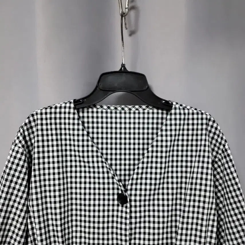 [BUNJANG] V-Neck 7/10 Sleeve Checkered Blouse / 브이넥 체크무늬 7부 블라우스