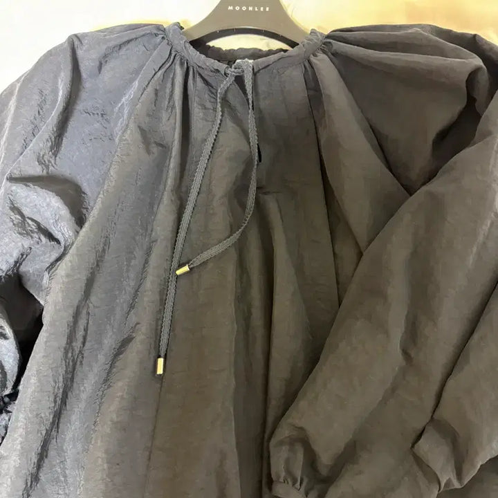 [BUNJANG] Ethos Crunch Blouse Navy / 에토스 크런치 블라우스