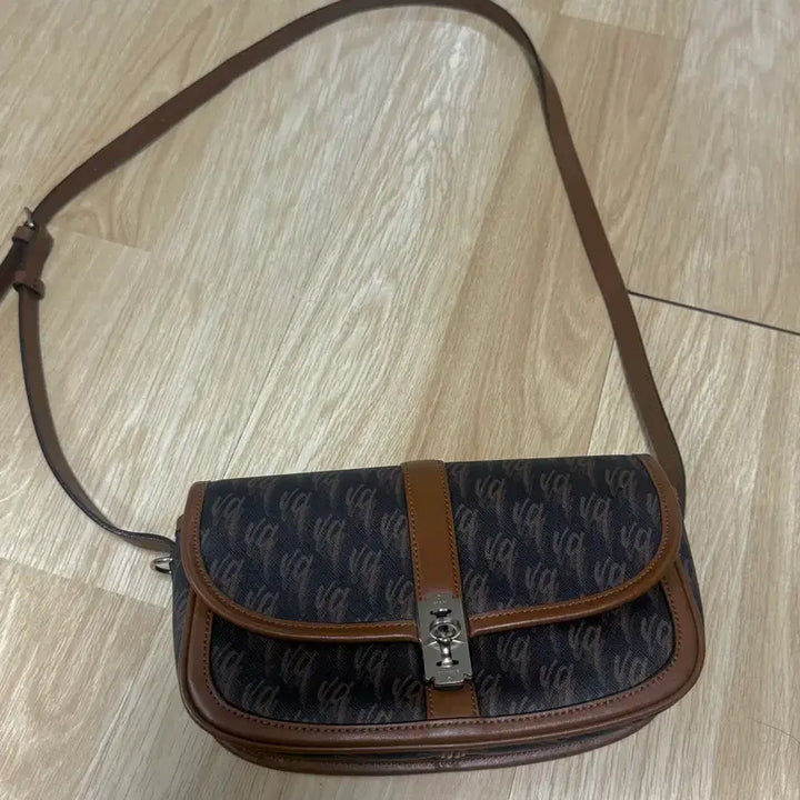 [BUNJANG] Vunque Two C Wide Saddle Small Crossbody Bag / 분크 투씨 와이드 새들 스몰 크로스백 미니백