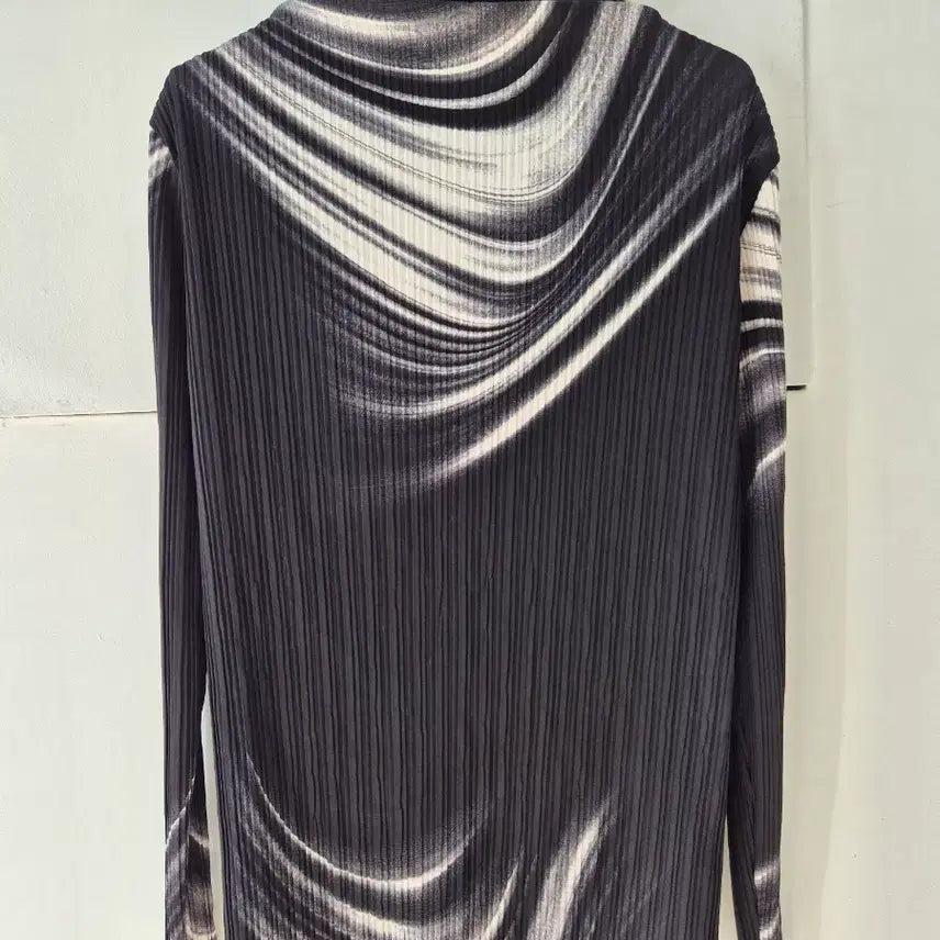[BUNJANG] Lee Sang Bong Edition Black &amp; White Artwork Pleated T-Shirt / 이상봉 에디션의 블랙 &amp; 화이트 아트웍 플리츠 티셔츠