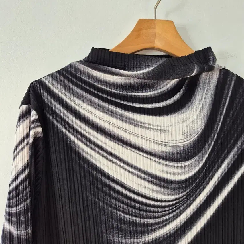 [BUNJANG] Lee Sang Bong Edition Black &amp; White Artwork Pleated T-Shirt / 이상봉 에디션의 블랙 &amp; 화이트 아트웍 플리츠 티셔츠
