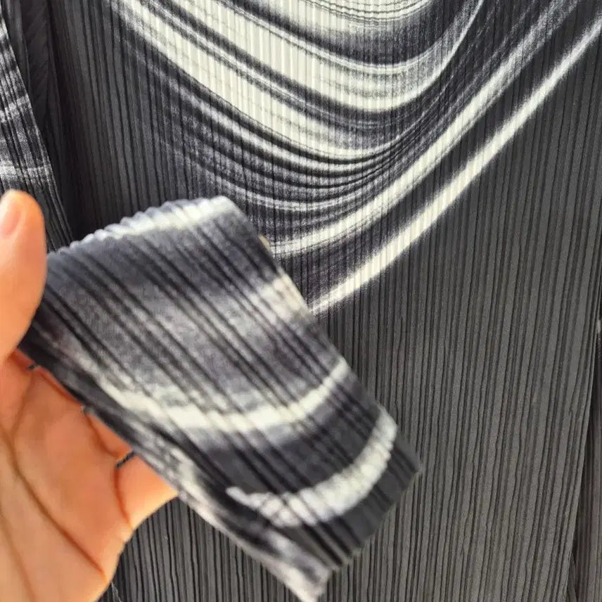 [BUNJANG] Lee Sang Bong Edition Black &amp; White Artwork Pleated T-Shirt / 이상봉 에디션의 블랙 &amp; 화이트 아트웍 플리츠 티셔츠