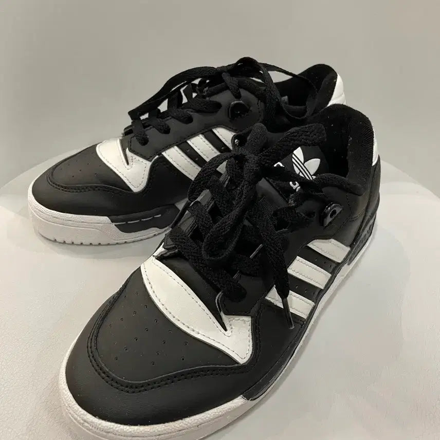 [BUNJANG] Adidas Low Black White Sneakers 240 / 아디다스 로우 블랙 화이트 운동화 240