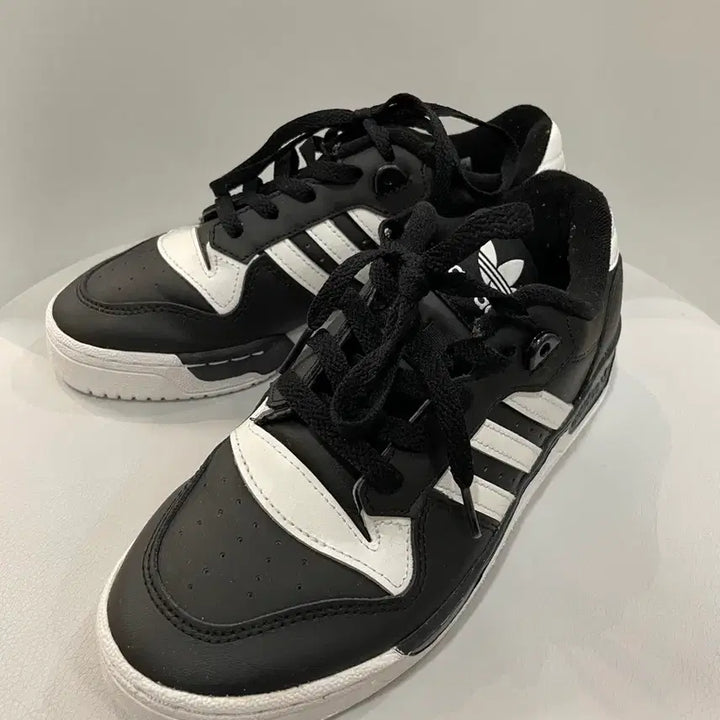[BUNJANG] Adidas Low Black White Sneakers 240 / 아디다스 로우 블랙 화이트 운동화 240
