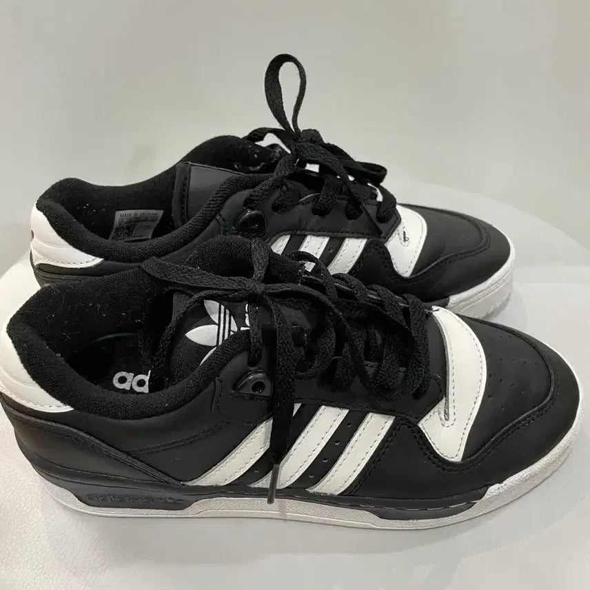 [BUNJANG] Adidas Low Black White Sneakers 240 / 아디다스 로우 블랙 화이트 운동화 240