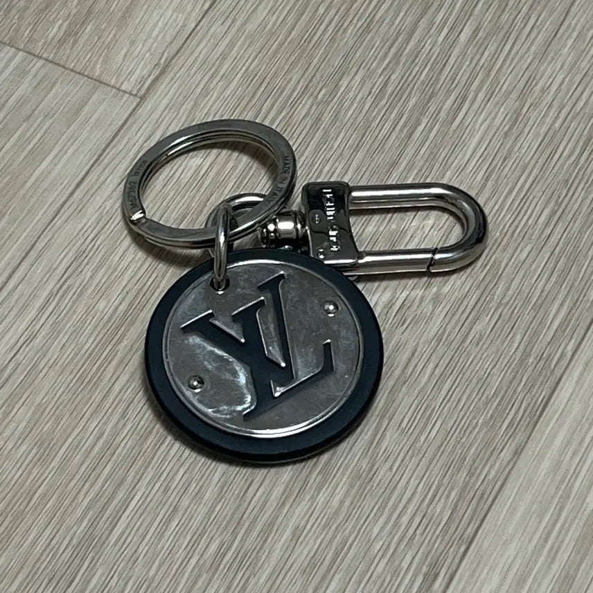 [BUNJANG] Louis Vuitton LV Cut Circle Key Holder / 루이비통 LV 컷 서클 키 홀더