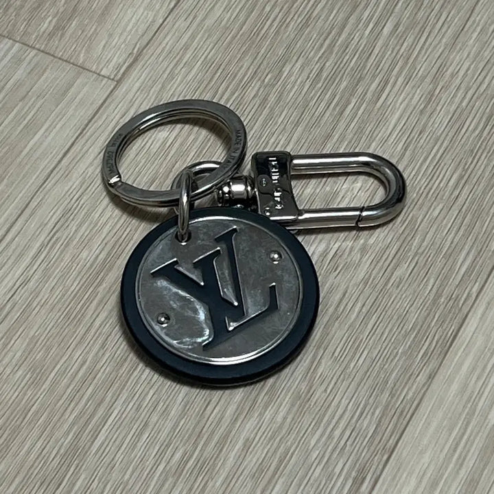 [BUNJANG] Louis Vuitton LV Cut Circle Key Holder / 루이비통 LV 컷 서클 키 홀더