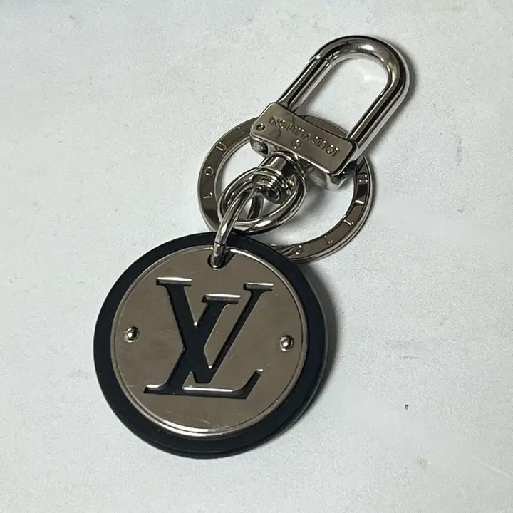 [BUNJANG] Louis Vuitton LV Cut Circle Key Holder / 루이비통 LV 컷 서클 키 홀더