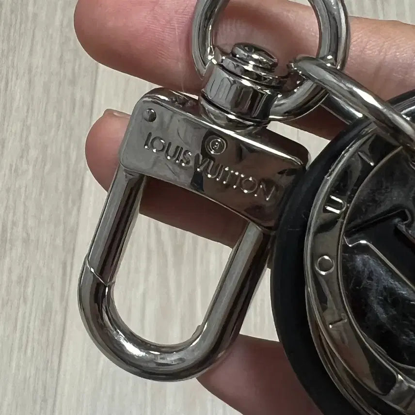 [BUNJANG] Louis Vuitton LV Cut Circle Key Holder / 루이비통 LV 컷 서클 키 홀더