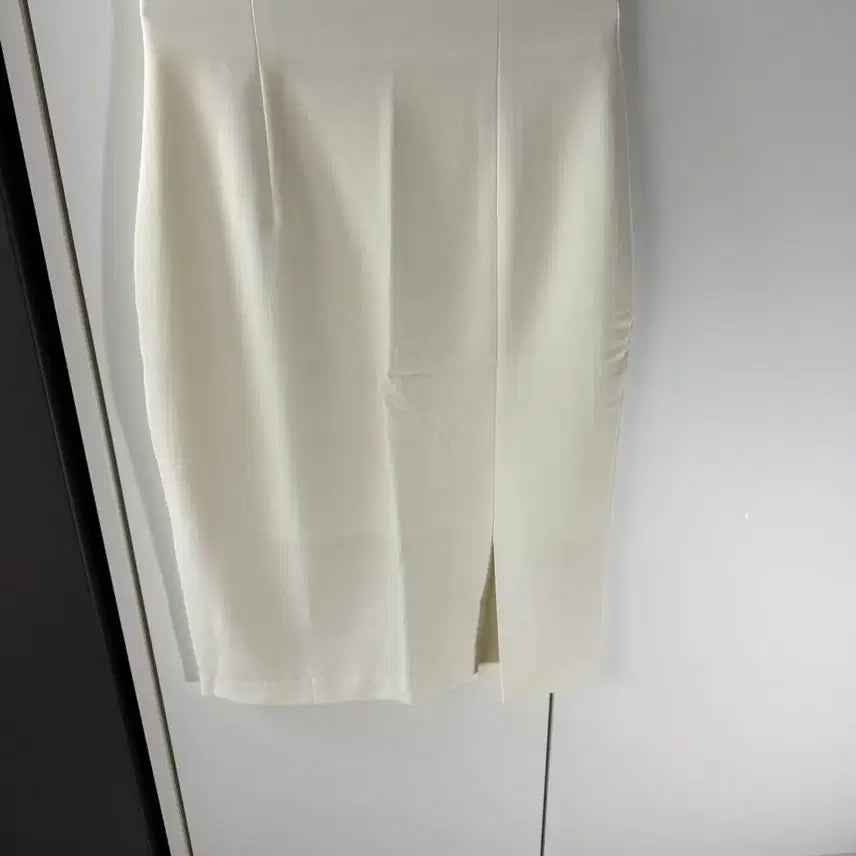 [BUNJANG] Rene Ivory Front Slit Skirt / 렌느 아이보리 앞트임 스커트 새제품
