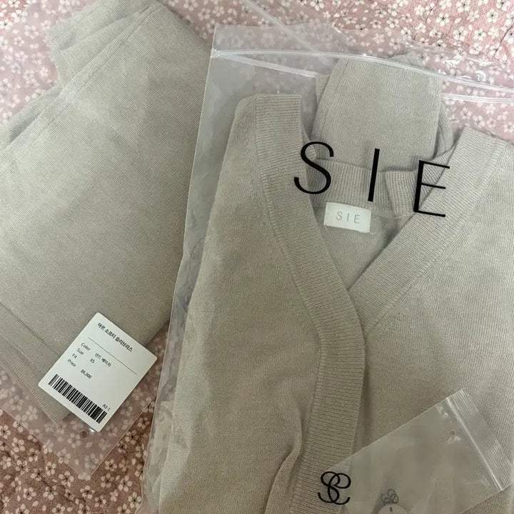 [BUNJANG] SIE Softie Loose Cardigan and Ar Sleeveless Set - Sand Beige / 시에 소프티 루즈가디건 아르 슬리브리스 샌드베이지 세트