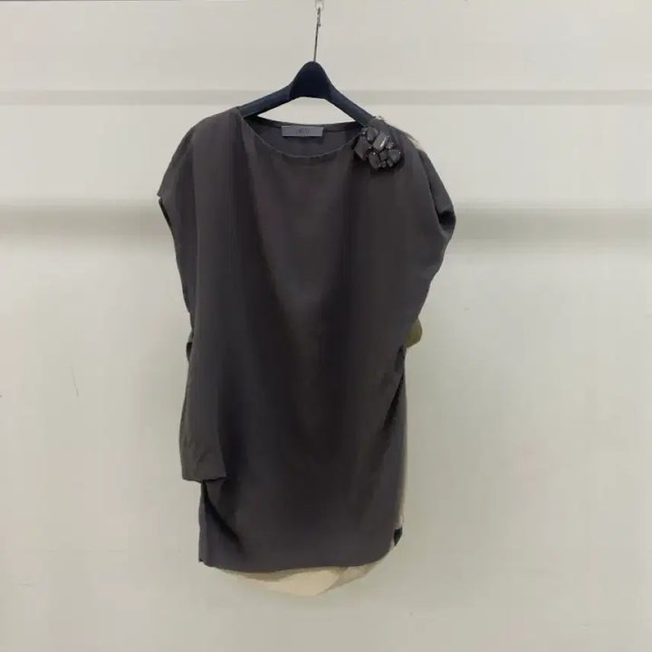 [BUNJANG] Lebeige Sleeveless Relaxed Fit Blouse / [르베이지] 여성 민소매 여유핏 블라우스 (66추천)