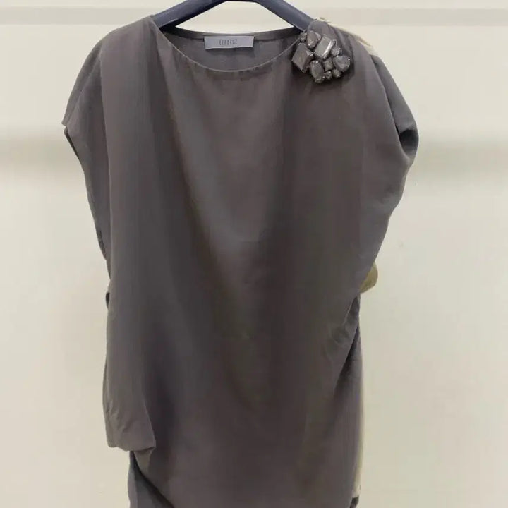 [BUNJANG] Lebeige Sleeveless Relaxed Fit Blouse / [르베이지] 여성 민소매 여유핏 블라우스 (66추천)