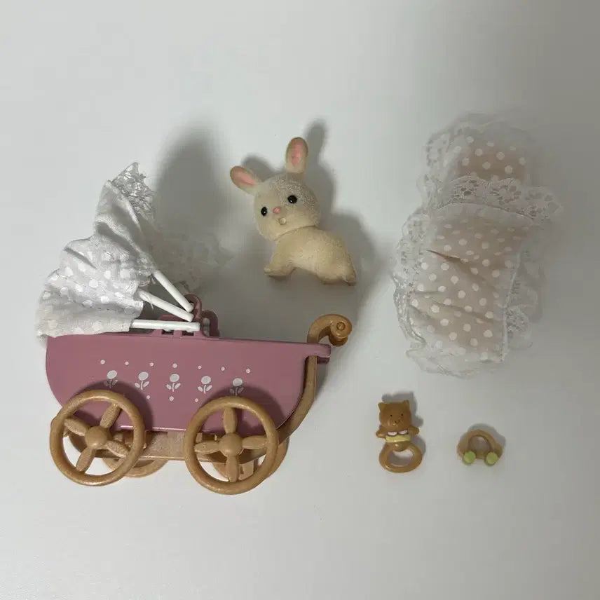 [BUNJANG] Sylvanian Families Stroller with Baby Rabbit (Chocolate Rabbit) and Adventure Hamburger Figures / 실바니안 유모차 양도  블라인드백아기토끼초콜릿토끼어드벤처햄버거