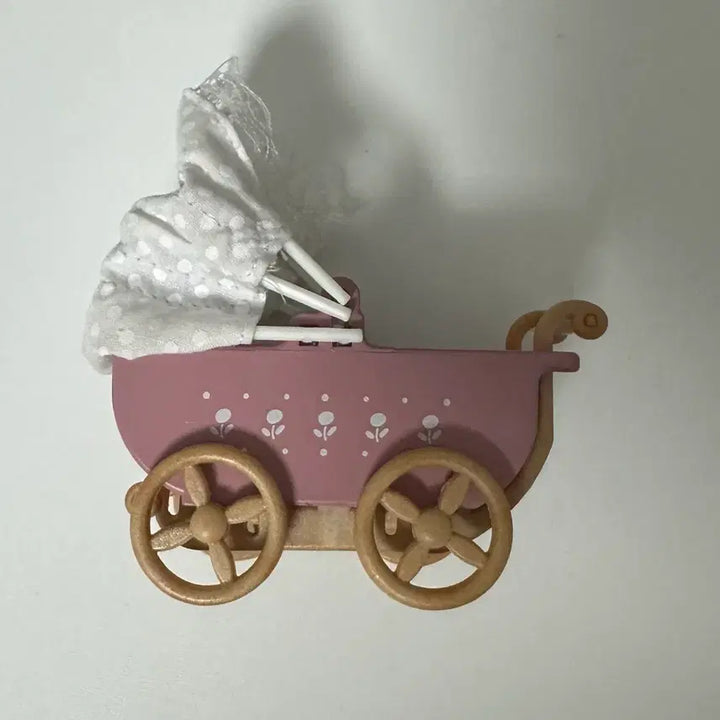 [BUNJANG] Sylvanian Families Stroller with Baby Rabbit (Chocolate Rabbit) and Adventure Hamburger Figures / 실바니안 유모차 양도  블라인드백아기토끼초콜릿토끼어드벤처햄버거