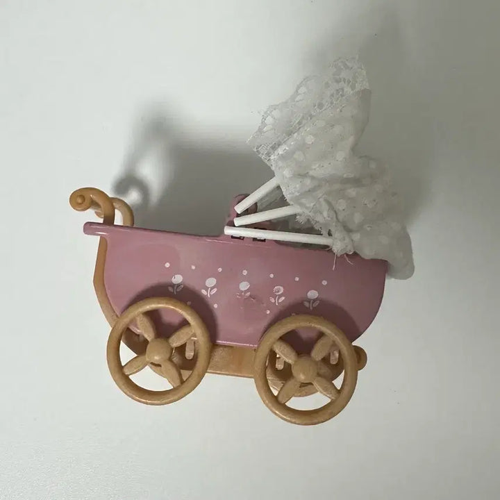 [BUNJANG] Sylvanian Families Stroller with Baby Rabbit (Chocolate Rabbit) and Adventure Hamburger Figures / 실바니안 유모차 양도  블라인드백아기토끼초콜릿토끼어드벤처햄버거