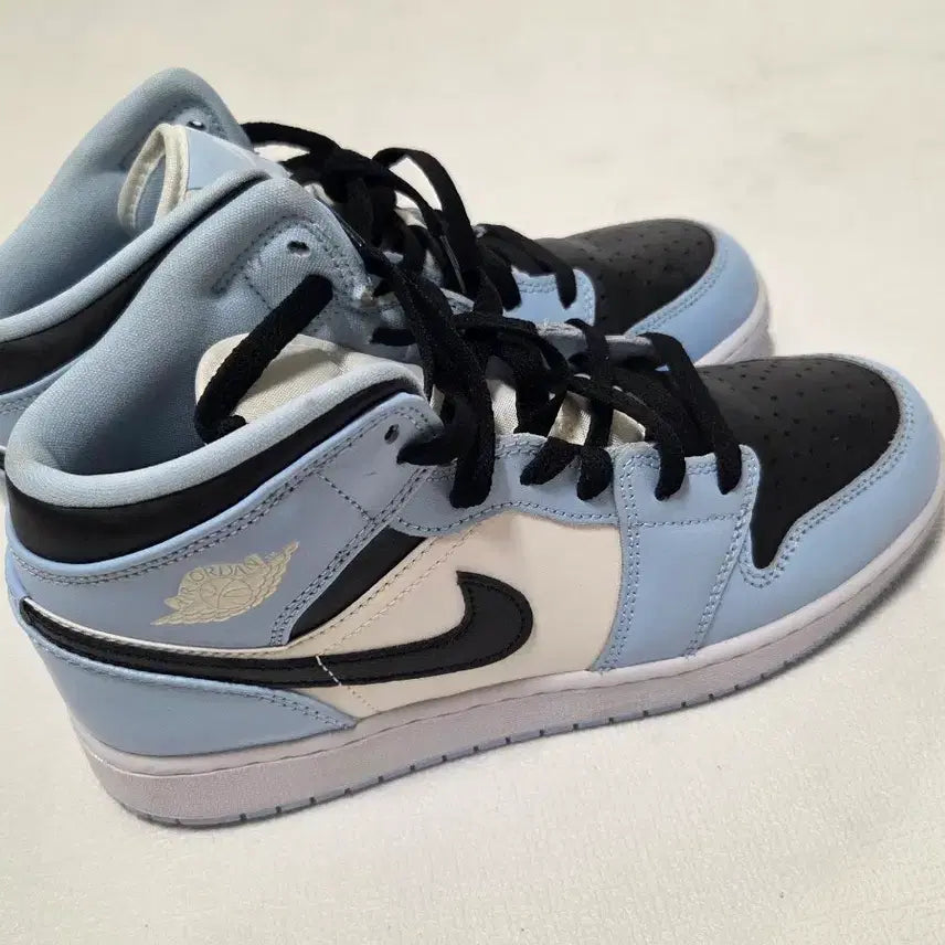 [BUNJANG] Jordan 1 Mid Ice Blue Black (GS) 240mm / (GS) 조던 1 미드 아이스 블루 블랙 240 6yw