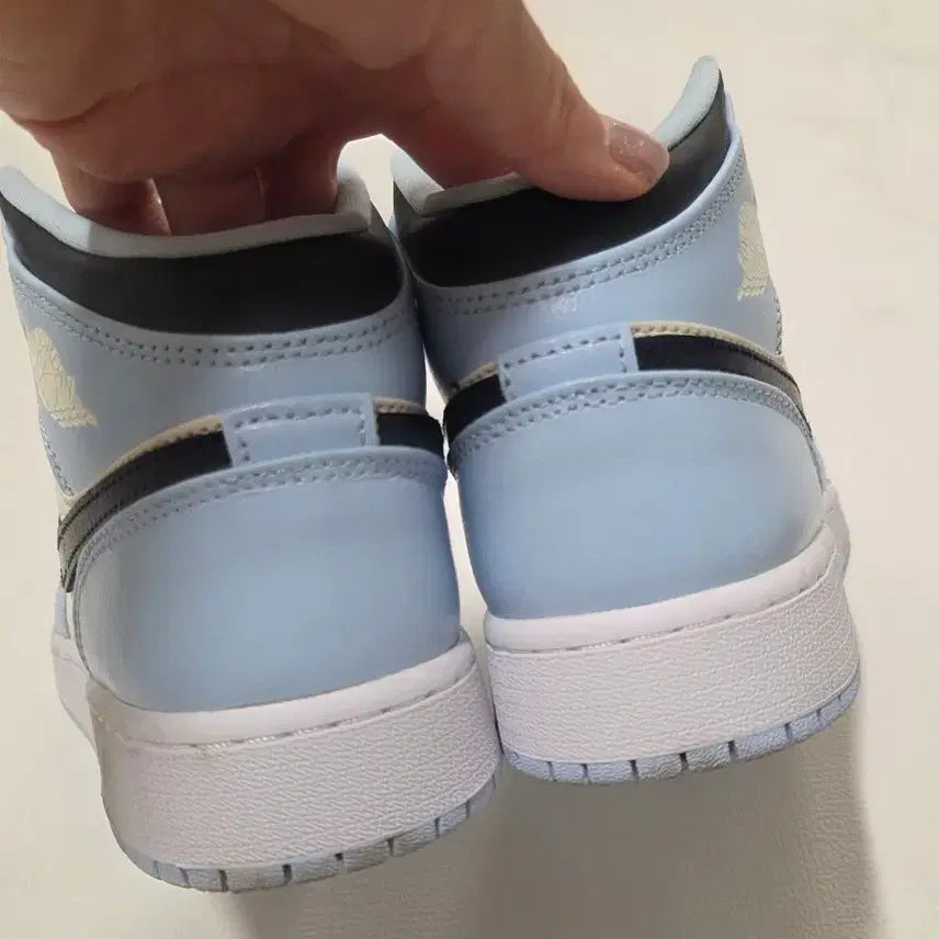 [BUNJANG] Jordan 1 Mid Ice Blue Black (GS) 240mm / (GS) 조던 1 미드 아이스 블루 블랙 240 6yw