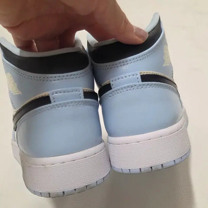 [BUNJANG] Jordan 1 Mid Ice Blue Black (GS) 240mm / (GS) 조던 1 미드 아이스 블루 블랙 240 6yw