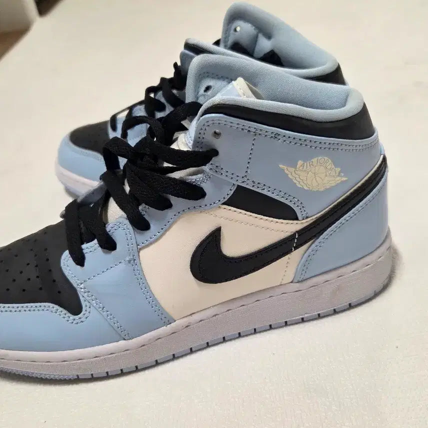 [BUNJANG] Jordan 1 Mid Ice Blue Black (GS) 240mm / (GS) 조던 1 미드 아이스 블루 블랙 240 6yw