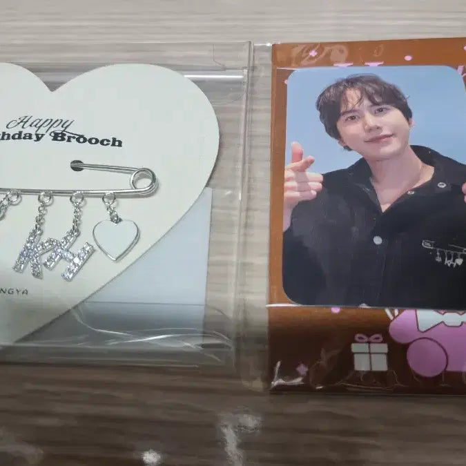 [BUNJANG] Super Junior Kyuhyun Birthday Brooch and Card Set / 슈퍼주니어 생일 브로치 + 카드(규현)