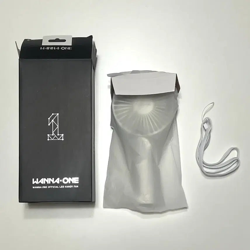 [BUNJANG] Wanna One Official LED Handheld Fan White / 워너원 공식 LED 핸디 선풍기 화이트